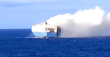 اشتعال النيران فى سفينة شحن تحمل 4000 سيارة قبالة سواحل البرتغال.. فيديو