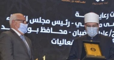 محافظ بورسعيد يهدى وزير الأوقاف درع المحافظة تقديرًا لدوره فى نشر ثقافة السلام