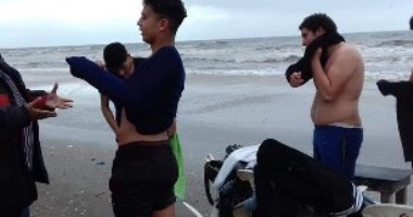 إنقاذ مجموعة شباب من الغرق بشاطئ بورسعيد بسبب سوء الطقس وارتفاع الأمواج