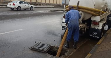 محافظة الجيزة تدفع بمعدات شفط مياه الأمطار من الشوارع.. صور