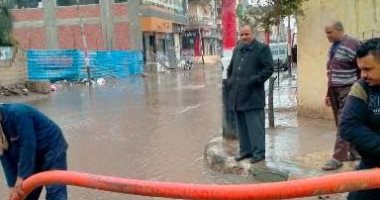 انتشار معدات وسيارات كسح وشفط المياه لإزالة آثار الأمطار بشوارع الشرقية