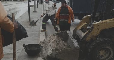حملة نظافة بالمقطم لإزالة آثار الأمطار.. صور