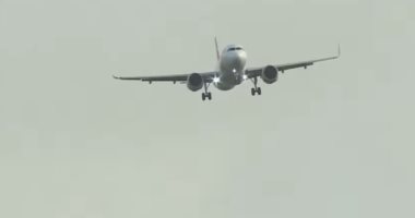 رياح العاصفة يونيس تتلاعب بالطائرات أثناء الهبوط فى مطار هيثرو.. فيديو
