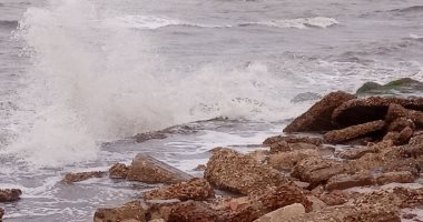ارتفاع أمواج البحر توقف حركة الصيد بميناء بورسعيد.. صور