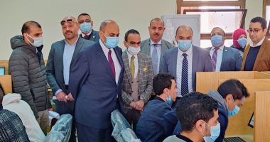 رئيس جامعة المنيا يتفقد الاختبارات الإلكترونية للفرقة الرابعة بـ"الطب البشرى"