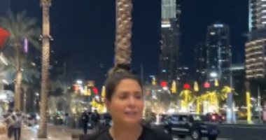 صابرين تتجول فى شوارع دبى وتغنى "بتخاصمنى حبة".. فيديو