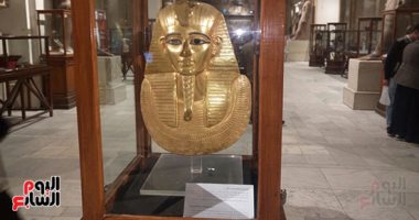 نقل قناع الملك الذهبى من الحجرة 2 بالمتحف المصرى لعرض مقتنيات تانيس 
