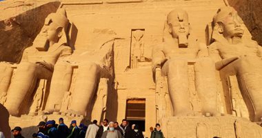 السياحة: ما يقرب من 6000 زائر من المصريين والأجانب يزورون معبد أبو سمبل