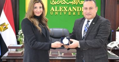 رئيس جامعة الإسكندرية يكرم الحاصلة على جائزة دافنشي الدولية