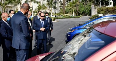 الرئيس السيسى يتفقد نماذج السيارات الكهربائية المنتظر توطين صناعتها محليا