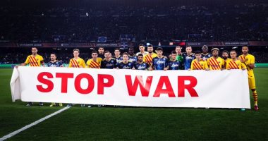نابولي ضد برشلونة.. اللاعبون يرفعون راية "توقف الحرب" فى الدوري الأوروبي