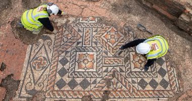 اكتشاف فسيفساء رومانية مزينة بالزهور والأشكال الهندسية فى بريطانيا .. صور
