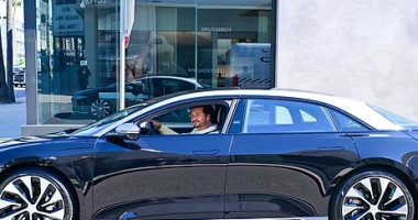 أورلاندو بلوم يشترى سيارة كهربائية جديدة.. تعرف على نوعها وسعرها
