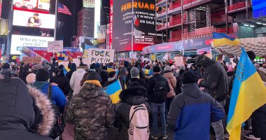 تظاهرات فى ميدان التايمز بنيويورك تنديدا بالهجوم الروسى على أوكرانيا.. فيديو