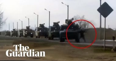 رجل الدبابة.. جارديان: أوكرانى يحاول منع قافلة عسكرية روسية بالوقوف أمامها "فيديو"