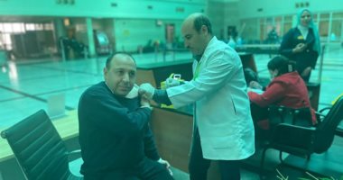 محافظ أسيوط يعلن تنظيم قوافل لتطعيم العاملين بالمطار ضد كورونا