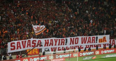 جماهير جالاتا سراي ترفع لافتة "لا للحرب" خلال مباراة ريزا سبور بالدوري التركي