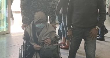 الأمن الإنساني.. الشرطة تنقل مريضة من شقتها بالقاهرة للمستشفى