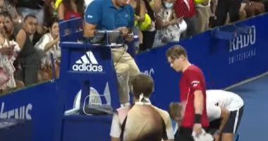 لاعب تنس يخرج عن آداب اللعبة ويهدد حكم المباراة بطريقة عنيفة .. فيديو