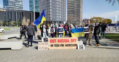 وقفة احتجاجية ضد هجمات روسيا العسكرية على أوكرانيا بساحة المعرض العالمى للهواتف..فيديو و صور