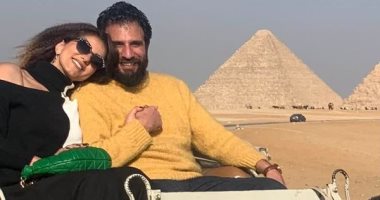 حنان مطاوع تنشر صورًا برفقة زوجها أثناء زيارة لمنطقة الأهرامات
