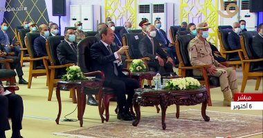 الرئيس السيسي يداعب وزير الكهرباء: "مش ممكن اللى بتعمله فينا"