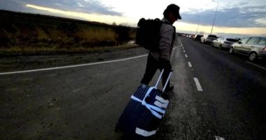 برفقة اللاجئين .. شون بن يفر من أوكرانيا إلى بولندا سيرًا على الأقدام