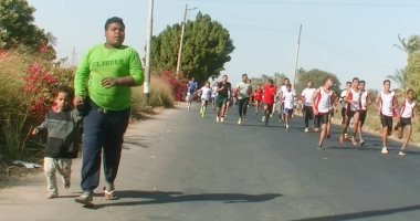 "تحدى وزنه الزائد".. نادى نقادة بقنا يمنح عضوية مجانية لطفل "مهرجان الجرى"