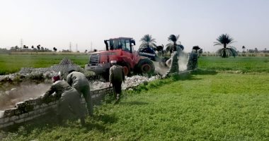 حملة لإزالة تعد بالبناء العشوائى على أرض زراعية بمنطقة نجع حسونة فى الأقصر