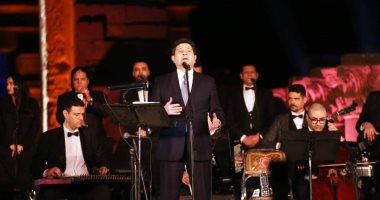 هاني شاكر يبدأ حفل مهرجان دندرة بأغنية "بلدي" ويعلق: جاي النهاردة علشان أسعدكم 