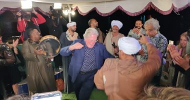 حسين فهمي يرقص على أنغام المزمار في مهرجان الأقصر قبل تكريمه.. فيديو
