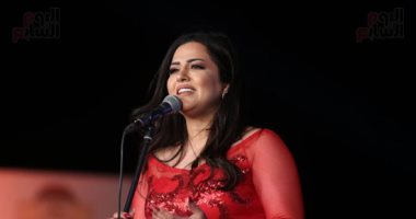إيمان عبد الغني تقدم أغاني "عيون القلب" و"تمر حنة" بمهرجان دندرة في قنا