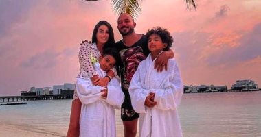 محمود العسيلى يستمتع بالشمس والبحر مع زوجته وأبنائهما فى المالديف.. صور
