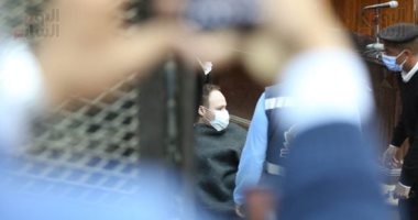 كريم الهوارى يصل محكمة الجنايات داخل سيارة الإسعاف لحضور ثالث جلسات محاكمته