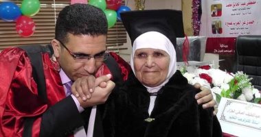 الابن البار.. "حمدى" يهدي والدته الدكتوراه والكاب بعد مناقشة رسالته (فيديو)