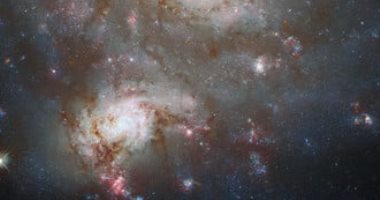 صور تلسكوب هابل مجرتين مصطفتين ولكن تفصل بينهما سنوات ضوئية