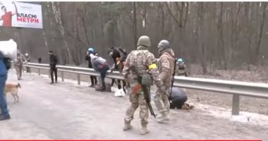 الجيش الأوكرانى يساعد مدنيين فى الهروب من قصف روسى على أربين بضواحى كييف