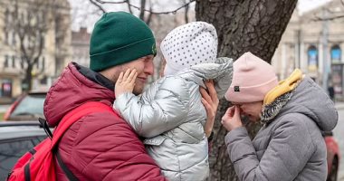 وتستمر الآلام.. مشهد مؤثر لأوكرانى يودع زوجته وبناته لينضم إلى الجيش