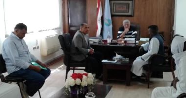 رئيس مدينة مرسى علم يلتقى أهالى قرية الشيخ الشاذلى لبحث مطالبهم