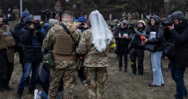 زواج على الجبهة.. أوكرانيان يعقدان مراسم زفافهما بالزى العسكرى .. صور