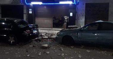 إخلاء عقار وسط الإسكندرية بسبب سقوط أجزاء منه وحدوث تلفيات بسيارتين