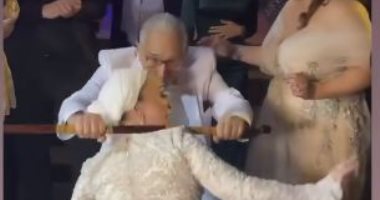 عبد الرحمن أبو زهرة يرقص بالعصا فى زفاف حفيدته.. صور