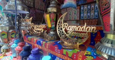 "وحوى يا وحوى".. محلات فوانيس رمضان تبدأ فى الانتشار بأسواق الأقصر (صور)
