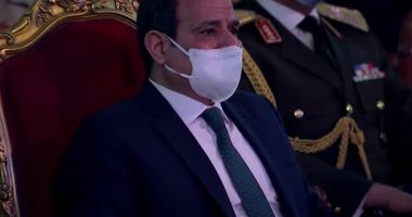 تأثر الرئيس السيسى خلال عرض مشاهد لتضحيات الشهداء بالندوة التثقيفية