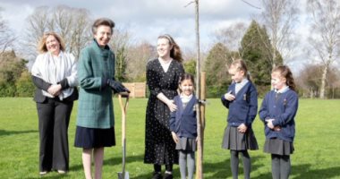 الأميرة آن تشارك فى زراعة شجرة احتفالاً باليوبيل البلاتينى لوالدتها ملكة بريطانيا