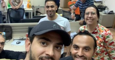 المدير الحنين رزق.. "عمرو" يشارك صوره مع زملاء العمل والمديرين