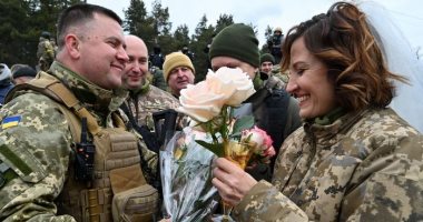الحب تحت نيران القصف.. زفاف مجندين أثناء الحرب على أوكرانيا