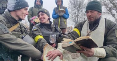 ارتباط رغم أنف الظروف.. أوكرانيان بالجيش يتزوجان عند نقطة تفتيش.. صور