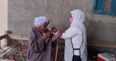 صحة أسوان: مد فترة تطعيم المواطنين بلقاحات كورونا ضمن حملة "طرق الأبواب"