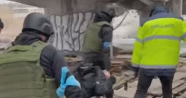 فيديو.. لحظة إجلاء صحفى أمريكي مصاب فى أوكرانيا